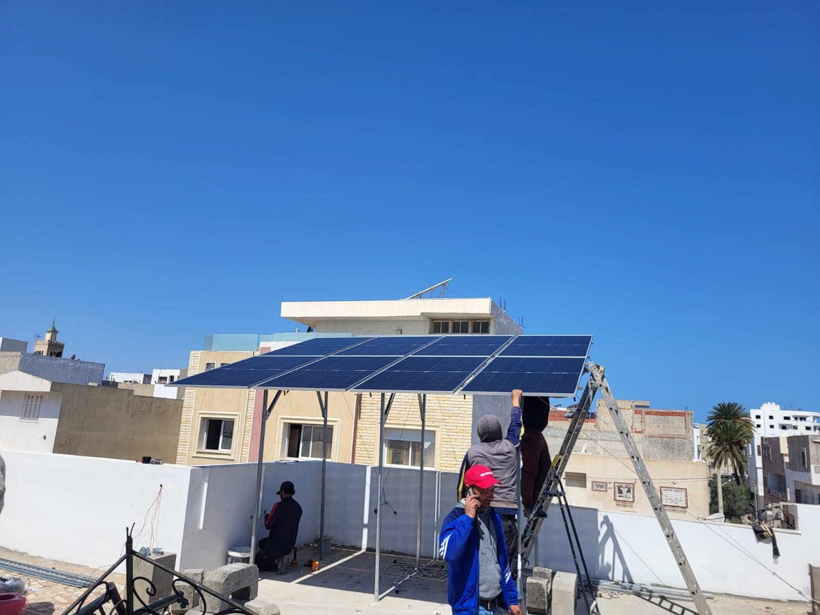 Techniciens Courant Bleu sur un chantier d'installation solaire