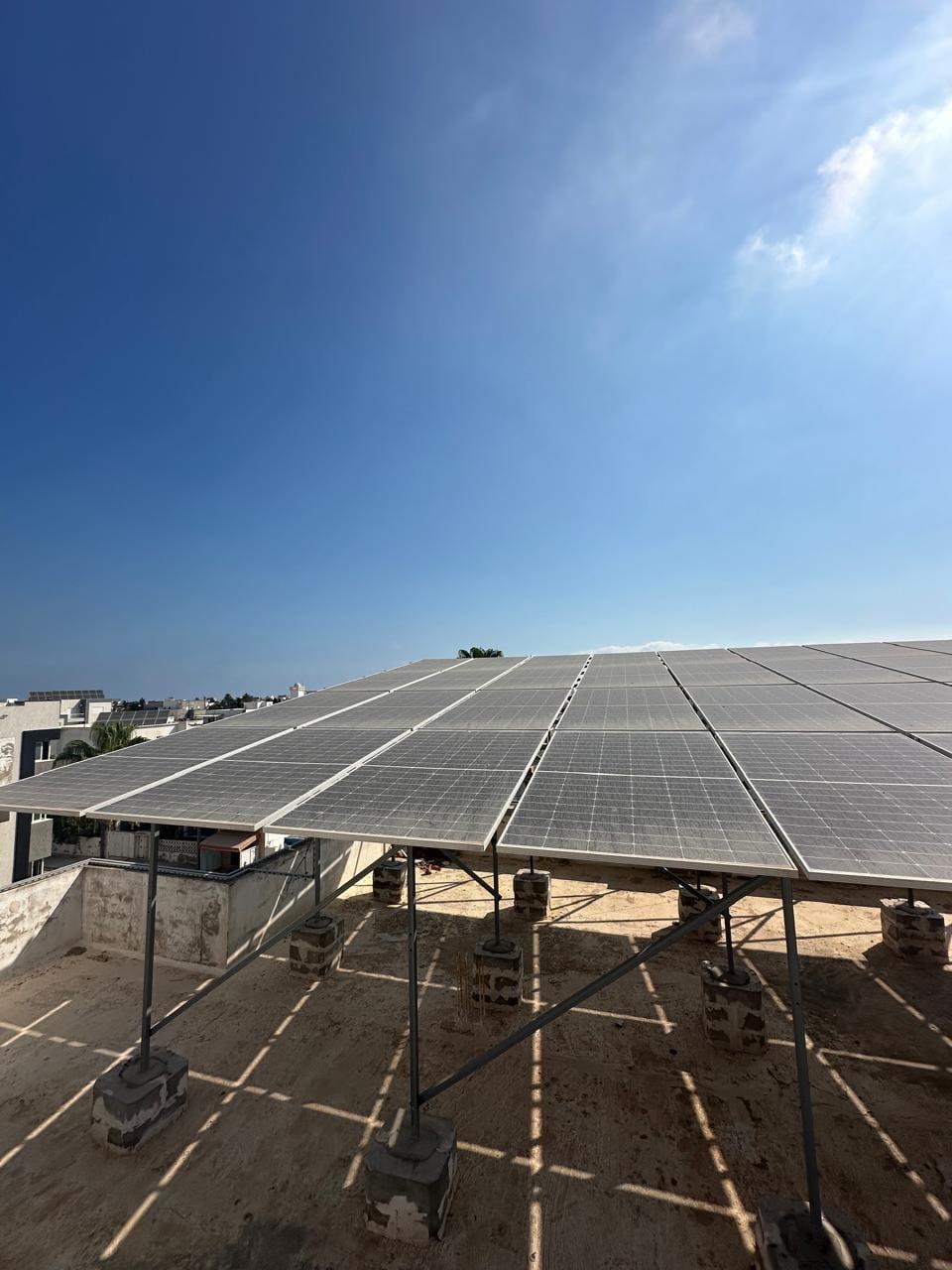 Techniciens Courant Bleu posant des panneaux photovoltaïques à Tunis