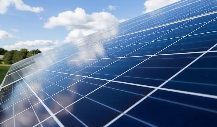Installation photovoltaïque raccordée au réseau STEG dans le Grand Tunis