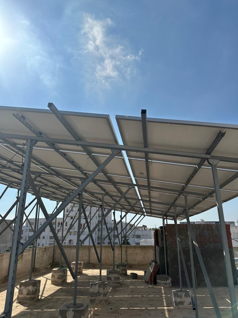 Panneaux solaires installés sur une maison de la région de Sbeïtla